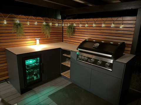 L-shaped outdoor kitchen under the pergola: anthracite corner kitchen with refrigerator