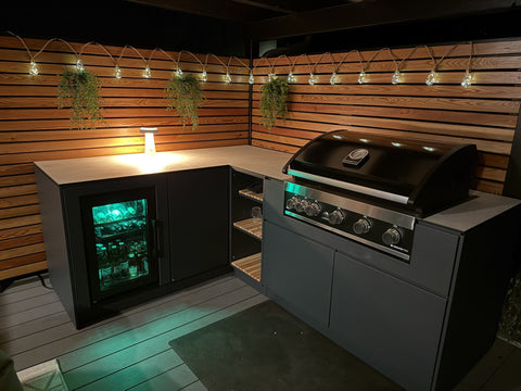 L-shaped outdoor kitchen under the pergola: anthracite corner kitchen with refrigerator