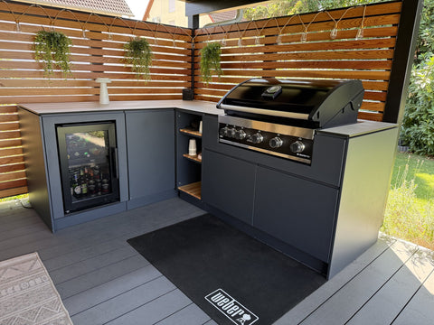 L-shaped outdoor kitchen under the pergola: anthracite corner kitchen with refrigerator
