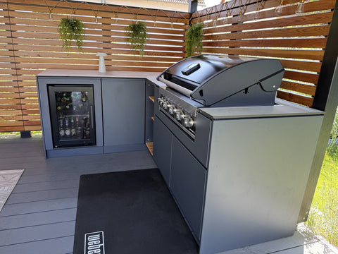 L-shaped outdoor kitchen under the pergola: anthracite corner kitchen with refrigerator