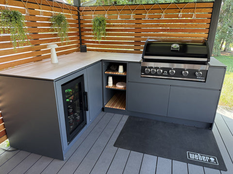 L-shaped outdoor kitchen under the pergola: anthracite corner kitchen with refrigerator