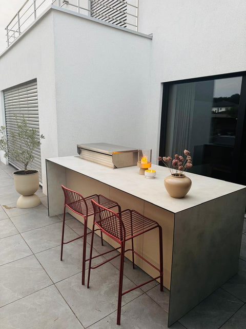 Outdoor kitchen as a cooking island with a bar counter: grill at the front, sit at the back