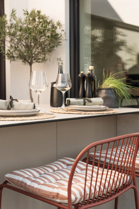 Outdoor kitchen as a cooking island with a bar counter: grill at the front, sit at the back