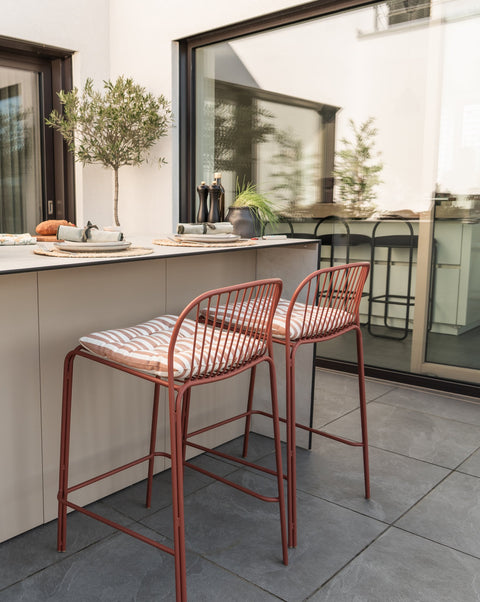 Outdoor kitchen as a cooking island with a bar counter: grill at the front, sit at the back