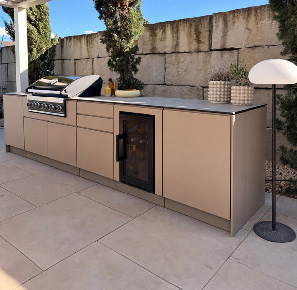 Outdoorküche auf mediterraner Terrasse mit Lamellendach (Kundenfoto 1)