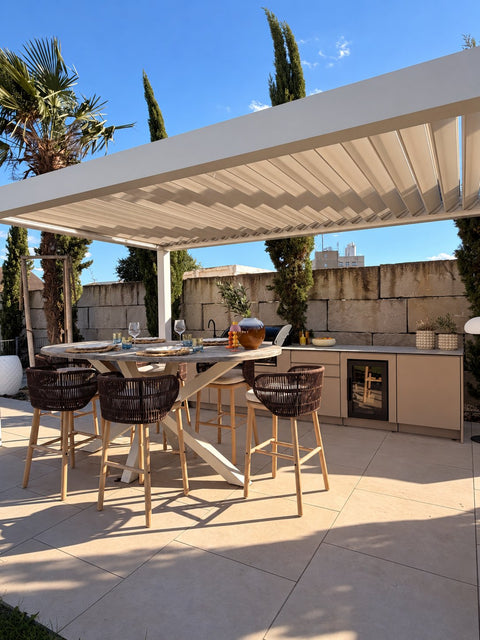 Outdoorküche auf mediterraner Terrasse mit Lamellendach (Kundenfoto 2)