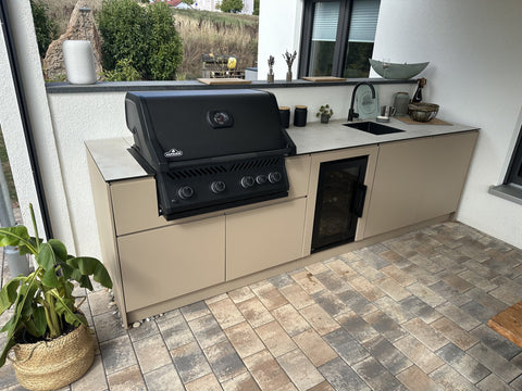 Outdoorküche in Graubeige mit Napoleon-Grill unter dem Terrassendach (Kundenfoto 1)