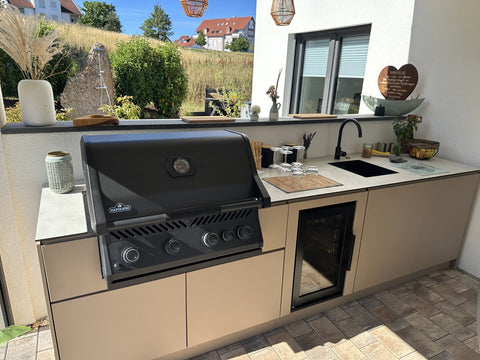 Outdoorküche in Graubeige mit Napoleon-Grill unter dem Terrassendach (Kundenfoto 2)