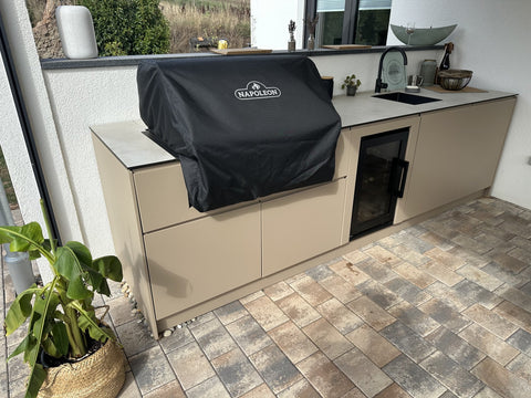 Outdoorküche in Graubeige mit Napoleon-Grill unter dem Terrassendach (Kundenfoto 3)