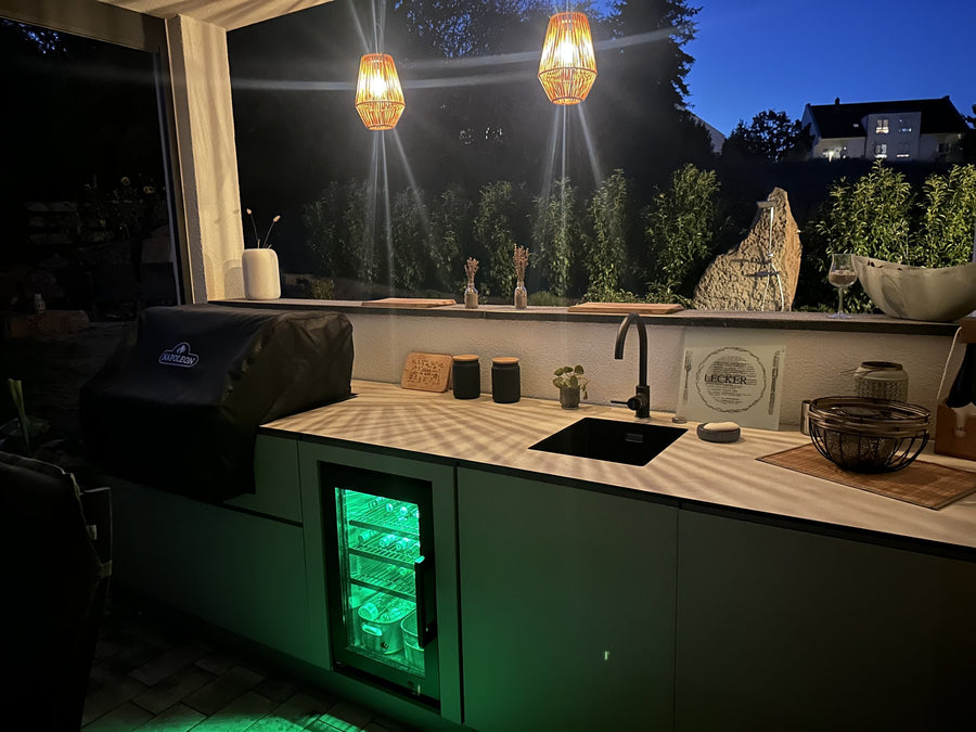 Outdoorküche in Graubeige mit Napoleon-Grill unter dem Terrassendach (Kundenfoto 4)