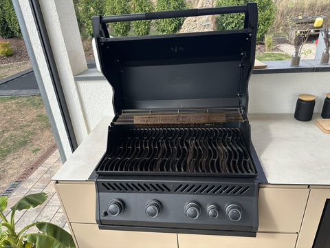 Outdoorküche in Graubeige mit Napoleon-Grill unter dem Terrassendach (Kundenfoto 6)