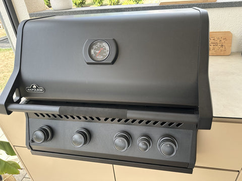 Outdoorküche in Graubeige mit Napoleon-Grill unter dem Terrassendach (Kundenfoto 7)