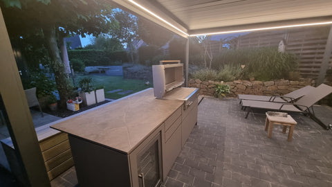 Outdoorküche unter Lamellenpergola mit LED-Licht (Kundenfoto 1)
