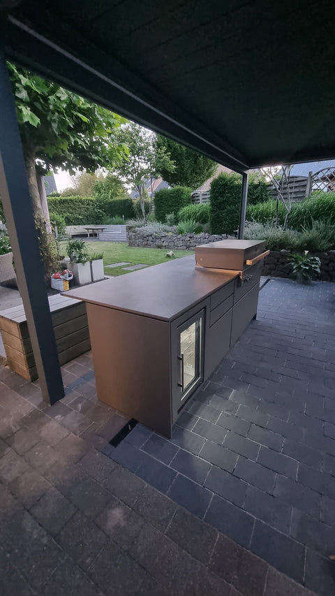 Outdoorküche unter Lamellenpergola mit LED-Licht (Kundenfoto 3)
