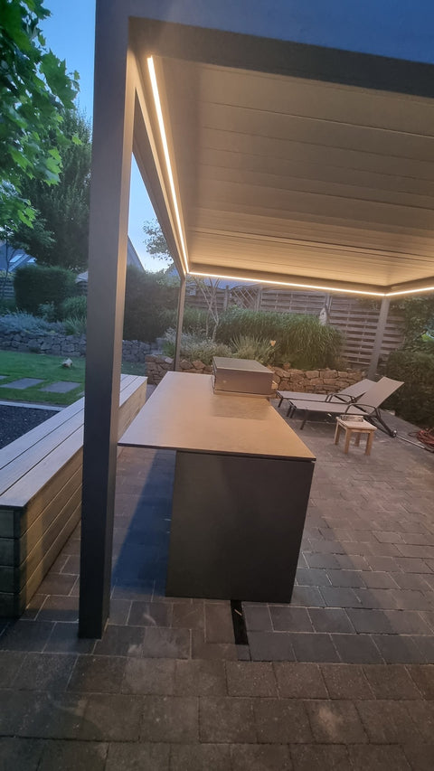 Outdoorküche unter Lamellenpergola mit LED-Licht (Kundenfoto 4)