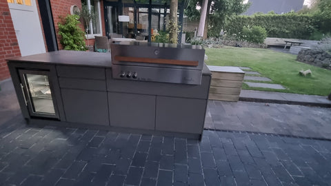 Outdoorküche unter Lamellenpergola mit LED-Licht (Kundenfoto 5)