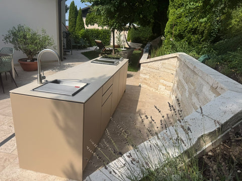 Outdoorküche mit Spüle und Kochfeldern vor Natursteinmauer (Kundenfoto 4)