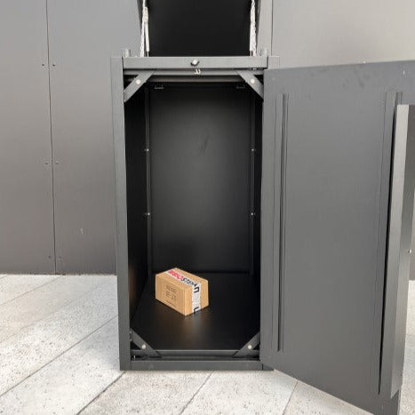 Paketna škatla BIO Stefan z odprtim pokrovom, ki prikazuje notranjost